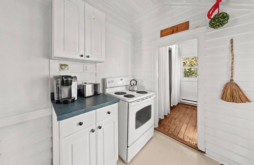 Milton House | Historic home, great yard & Walk to Dogfish Head Brewery!