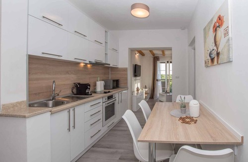 Kaldanija Apartment | Holiday apartment with communal pool and air conditioning