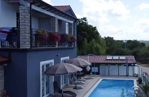 Kaldanija Apartment | Holiday apartment with communal pool and air conditioning
