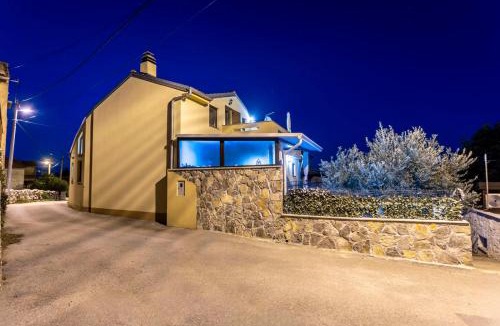 Risika House | Holiday Home Svjetlana