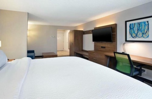 Mount Vernon Hotel | Holiday Inn Express Mt. Vernon by IHG