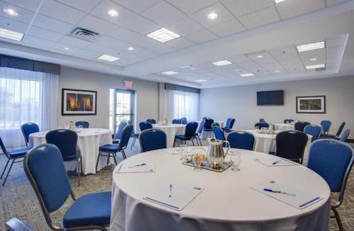 Industrial Park Hotel | Holiday Inn Express & Suites Ottawa East-Orleans by IHG