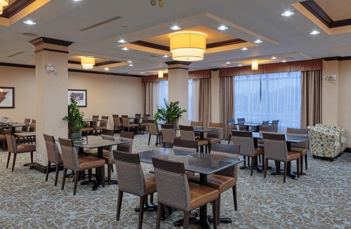 Industrial Park Hotel | Holiday Inn Express & Suites Ottawa East-Orleans by IHG