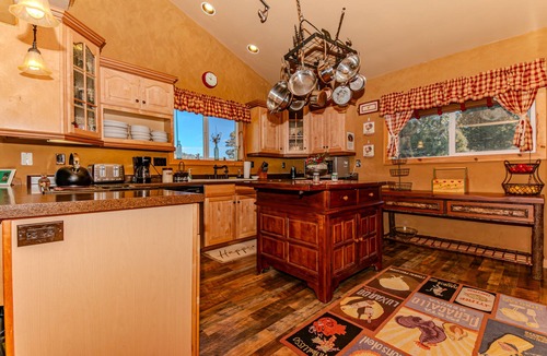 Long Valley Junction Cabin | Honky Tonk Cabin, Karaoke Bar & Stage 3bed/2bath, Hot Tub
