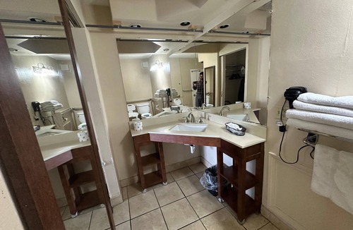 Covington Hotel | Hotel Red Rose by Townhouse Covington I-64