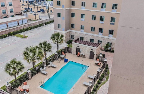 Chinatown Apartment | Hotel Room/Kitchen/Washer/Dryer/Gym/Free parking