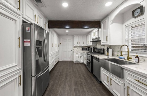 Greater Heights House | Houston Heights Near NRG Stadium Fire Pit & Mural Yard