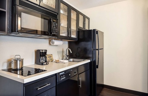Gahanna Hotel | Ideal Mix of Comfort and Value! 3 Relaxing Units, Near Geroux Herb Gardens