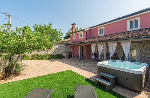 Dracevac House | Idyllic Istrian stone house with whirlpool, table tennis, barbecue and air-conditioned bedrooms