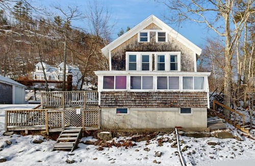 Belfast House | Idyllic Lakefront Retreat: pvt dock & beach for kayaking, swimming & fishing