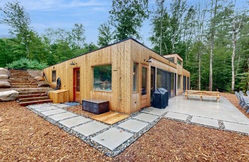 Hope House | Idyllic lakeside house with outdoor sauna, patio and firepit