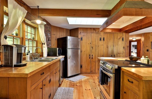 East Haven  Rutland County Cabin | Impressive Cabin with Hot-tub and Fascinating Views in Mendon, Vermont