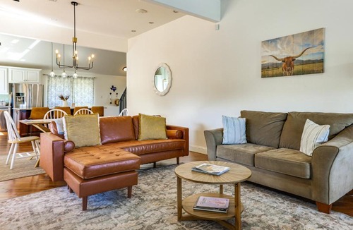 Pedernales Canyon Ranch House | Infinity Edge Pool & Fire Pit: Spicewood Getaway!