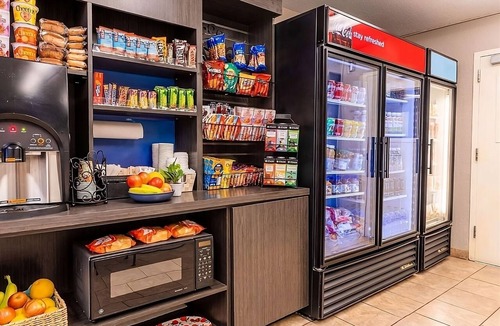 Gahanna Hotel | Irvine's Premier Destination for Business & Leisure! Pets Allowed, Full Kitchen!