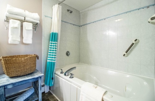 Ogunquit Cabin | Jacuzzi room - 2 Queen beds