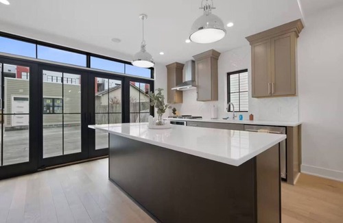 Italian Village Apartment | Jungle House Premier Residences – Downtown Columbus & Short North
