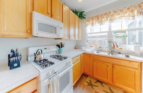 Frankford House | Kensington Court Townhouse w/Coastal Decor, Shared Pool, & Free WiFi - Near Beach