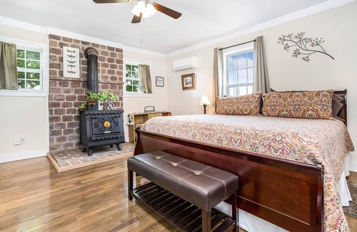 Fredericksburg House | L&L River Haus | 2/2 Country Farmhouse | River Access | Hill Country Views
