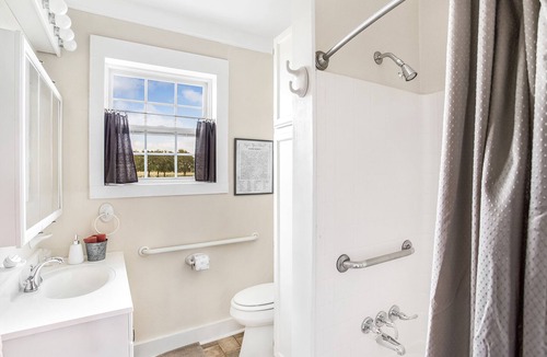 Fredericksburg House | L&L River Haus | 2/2 Country Farmhouse | River Access | Hill Country Views