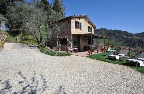 Villabuona Villa | L'Oliveta: typical Tuscan farmhouse with a view of Lucca. Private garden and parking lot