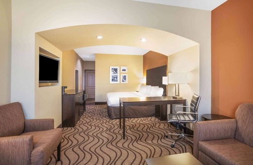 Beeville Hotel | La Quinta Inn & Suites by Wyndham Beeville