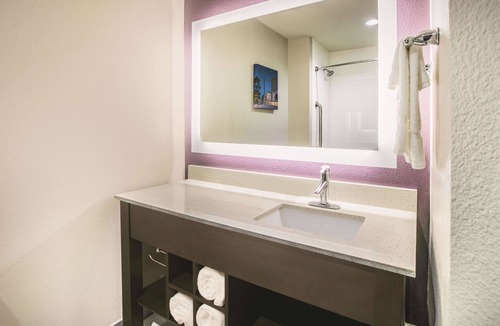 Park Central Hotel | La Quinta Inn & Suites by Wyndham Dallas - Richardson