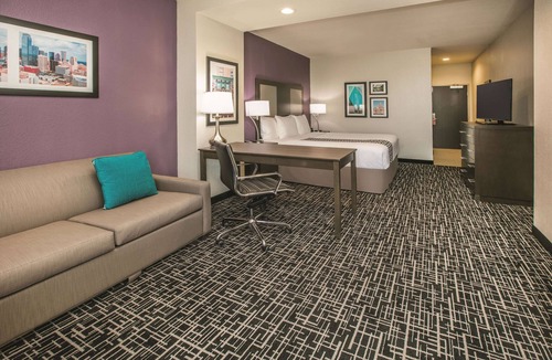 Park Central Hotel | La Quinta Inn & Suites by Wyndham Dallas - Richardson