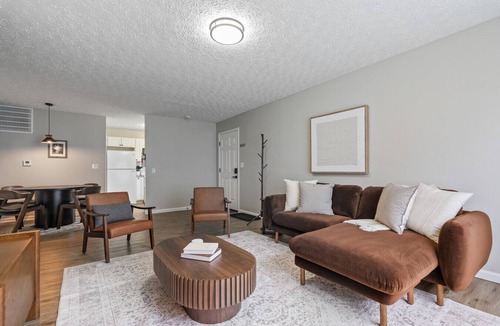Grove City House | La Rosa Retreat- 2BR, 1 BA, Free Parking
