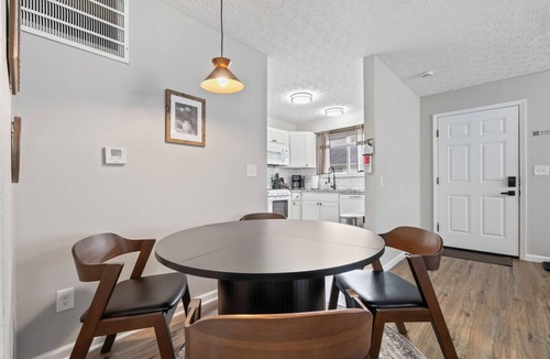 Grove City House | La Rosa Retreat- 2BR, 1 BA, Free Parking