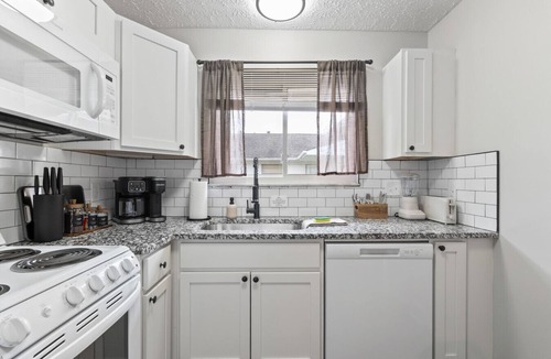 Grove City House | La Rosa Retreat- 2BR, 1 BA, Free Parking