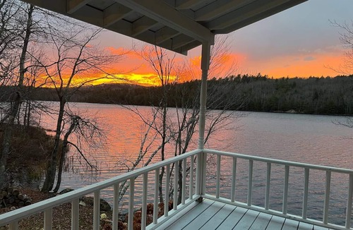 Bucksport House | Lake Front-Maine Themed-Soaking Tub-Fire Pit-Kayak