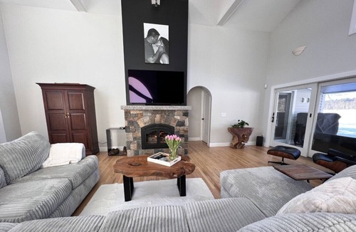 Monmouth House | Lake Front Retreat
