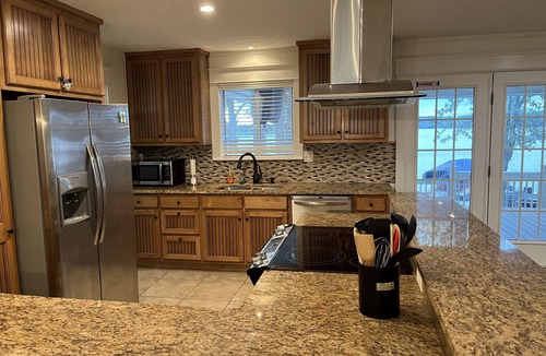 Eatonton House | Lakefront home - Walk to restaurants - Deep water - LOCATION!