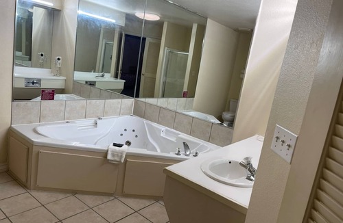 Mathis Hotel | Lakeside Inn & Suites by OYO Mathis I 37