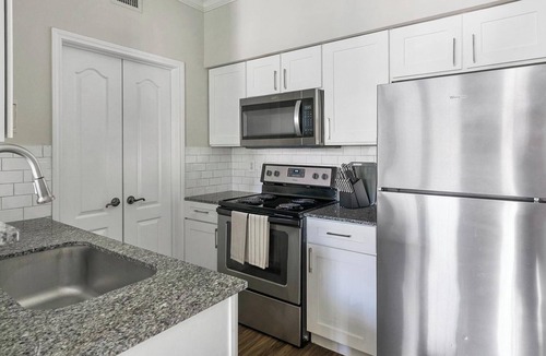 FM 1960 Apartment | Landing | Modern 1BD in Copperfield