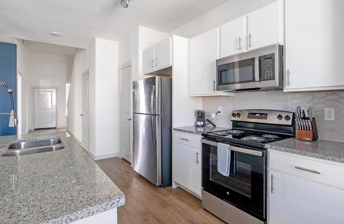 Waller Apartment | Landing | Modern 3BD, Pool, Gym