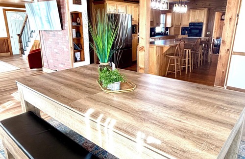 Washington Court House Cabin | Large Modern Cabin w/balcony & large entertainment areas-hot tub and pool table!