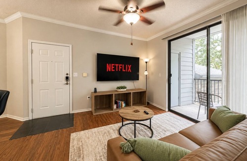 Las Colinas Apartment | Las Colinas Retreat Near Toyota Music Factory, DFW & Convention Ctr