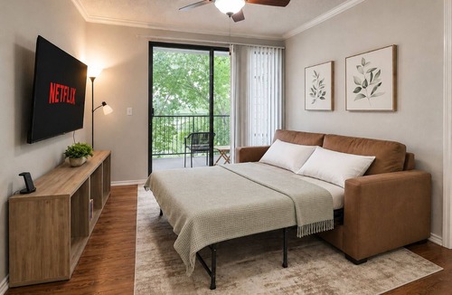 Las Colinas Apartment | Las Colinas Retreat Near Toyota Music Factory, DFW & Convention Ctr