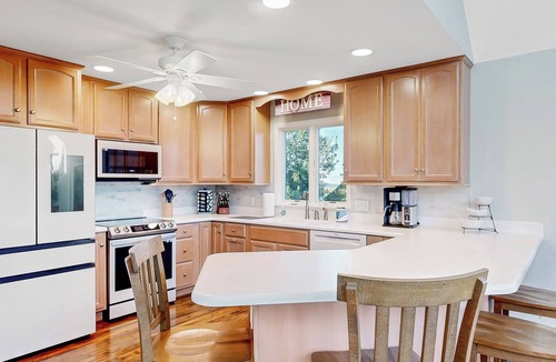 Broadkill Beach House | LEYA`S SECRET TREASURE - 3 BD, 2.5 BA - Sleeps 10 - Steps from the beach! *Dog-Friendly*