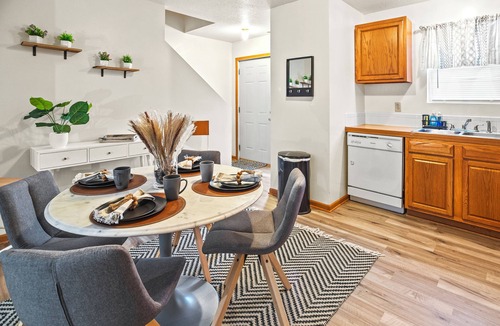 Newark Apartment | Local Discounts!- Convenient Home Away from Home