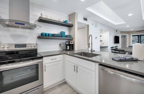 St. Simons Island Condo | Located in Sea Palms West. Convenient to all the island has to offer.