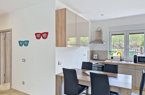 Valica Apartment | Lovely apartment for 5 people with private pool, A/C, WIFI, TV, terrace and pets allowed