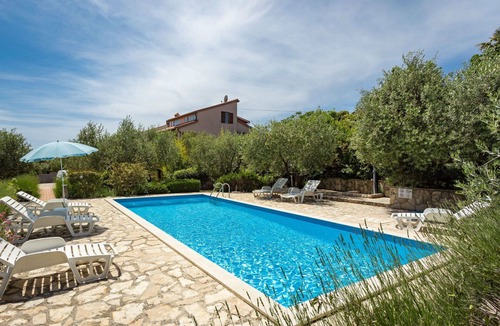 Frata Apartment | Lovely apartment for 8 people with pool, A/C, WIFI, TV, terrace and pets allowed