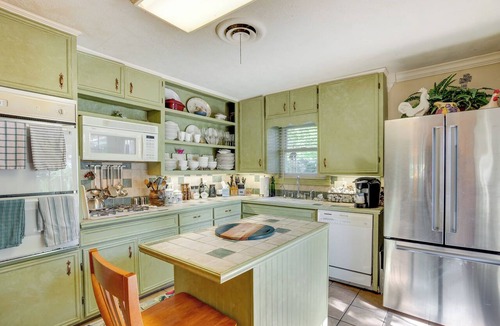College Station Cottage | Lovely Bryan Home w/Deck - 4 Mi to Kyle Field!