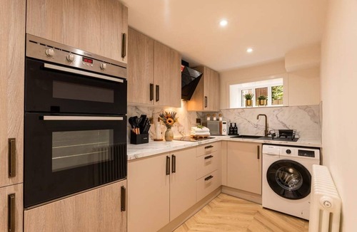 Newbattle House | Luxe 2BR Cottage Near Edinburgh with Hot Tub - Sleeps 6 - Free Parking - Wi-Fi