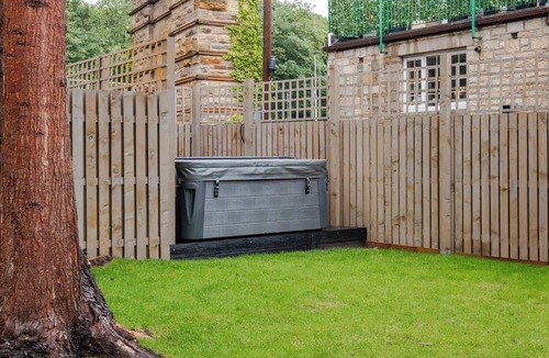 Newbattle House | Luxe 2BR Cottage Near Edinburgh with Hot Tub - Sleeps 6 - Free Parking - Wi-Fi