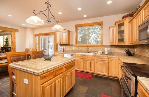 Sunriver House | Luxury 7 BR Home/Hot Tub/SHARC Passes/AC/Wi Fi/Bikes