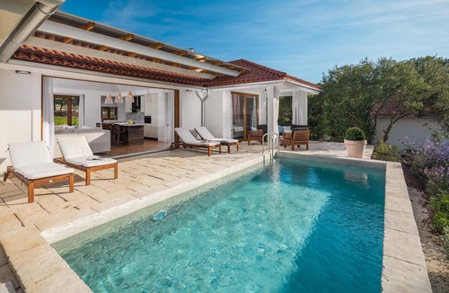 Bale Villa | Luxury Beach Villas Porto Bus