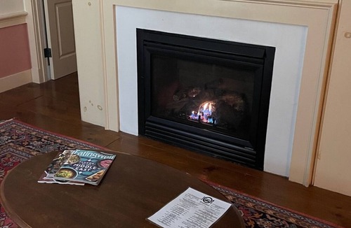 Rochester Apartment | Luxury Condo Sleeps 4-6 between 2 mountains bar & food 1 min walk